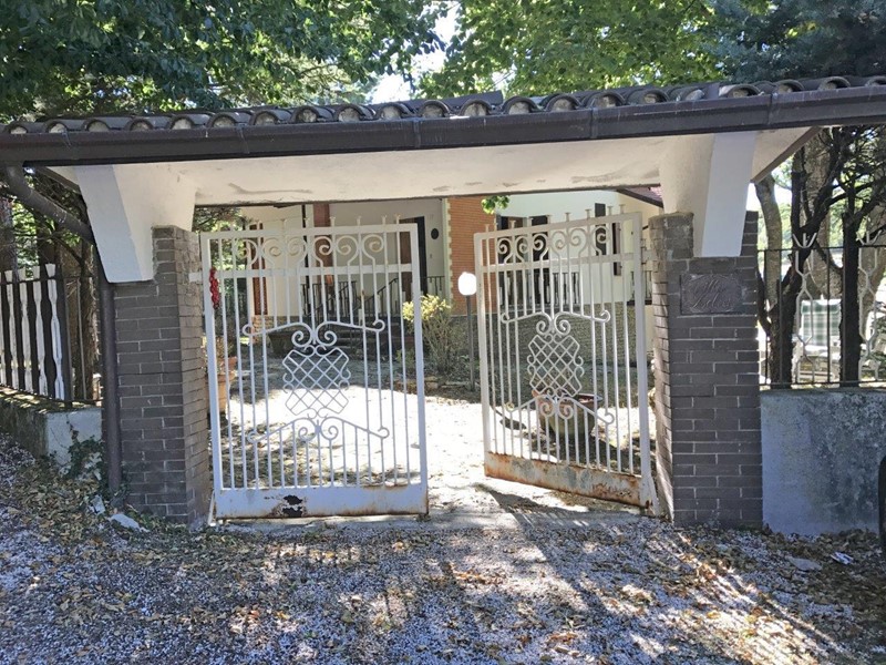 Villa in Vendita a Apiro, 350'000&euro;, 220 m²