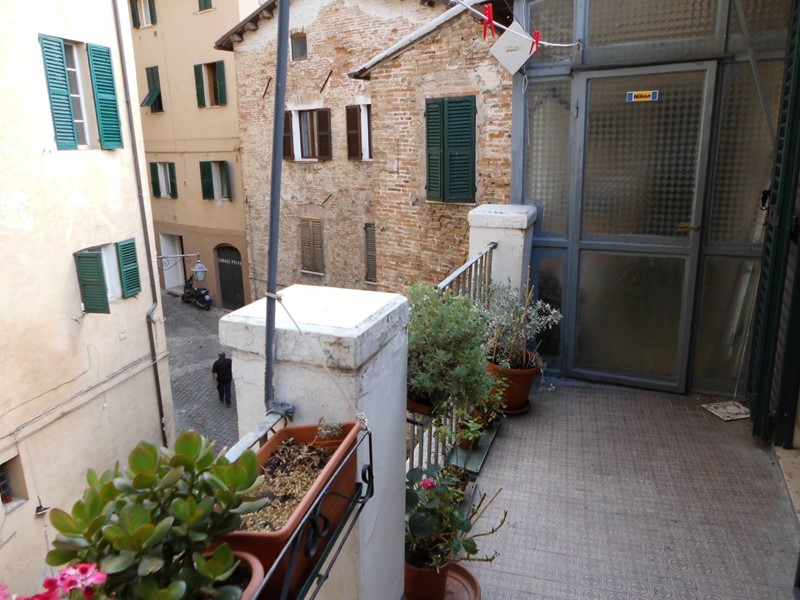 Trilocale in Vendita a Jesi, zona CENTRO STORICO, 90'000€, 60 m², arredato