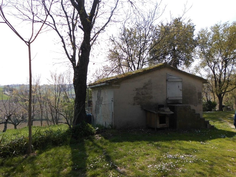 Villa in Vendita a Morro d'Alba, 150'000€, 450 m², arredato, con Box