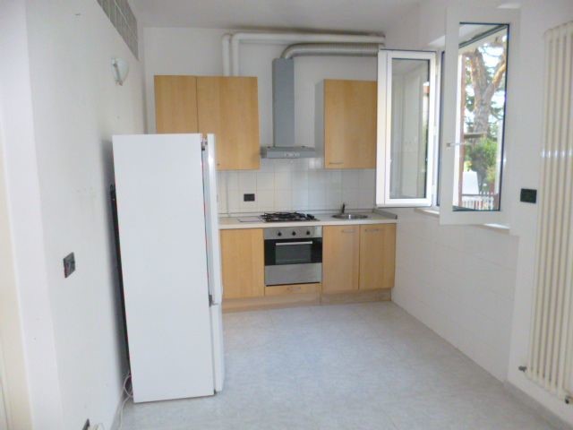 Appartamento in Vendita a Jesi, 120'000€, 65 m², con Box