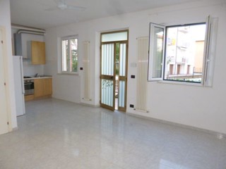Appartamento in Vendita a Jesi, 120'000€, 65 m², con Box