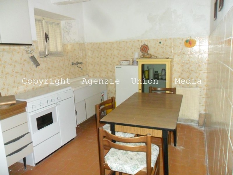 Casa Indipendente in Vendita a Luni, zona Nicola, 280'000€, 200 m², con Box