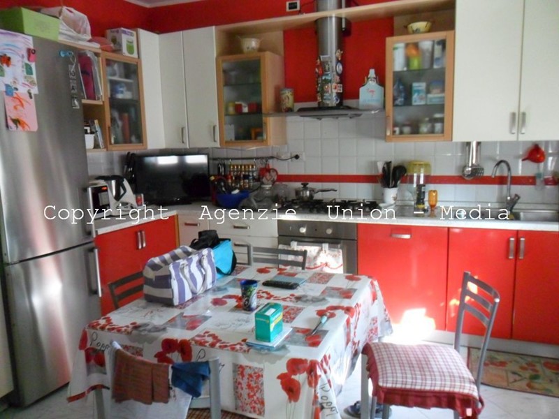 Appartamento in Vendita a Sarzana, 235'000&euro;, 100 m², con Box