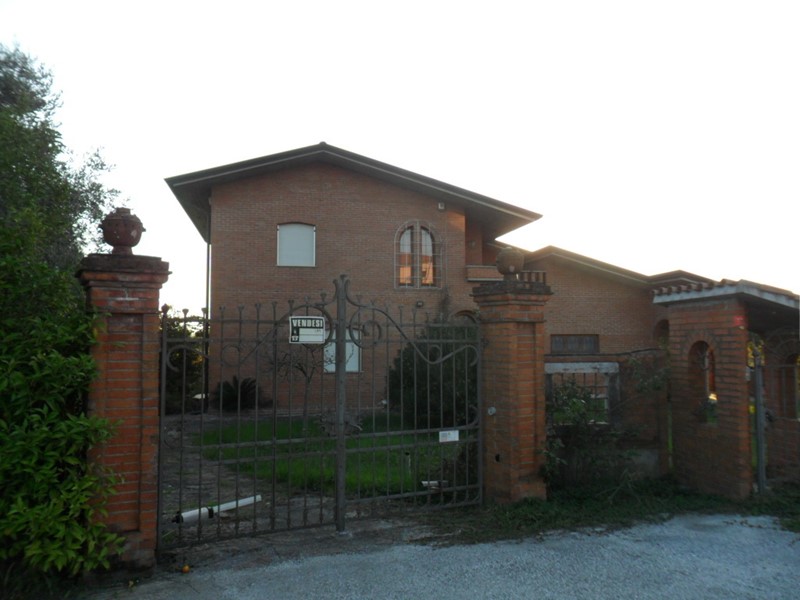 Casa Indipendente in Vendita a Luni, 495'000€, 200 m², con Box