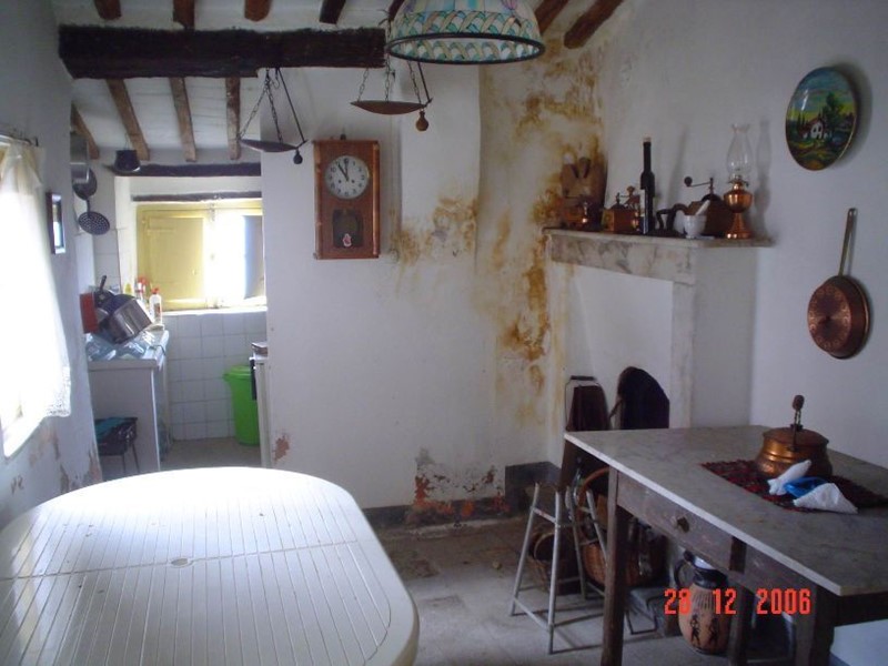 Casa Indipendente in Vendita a Fosdinovo, 300'000&euro;, 450 m², con Box