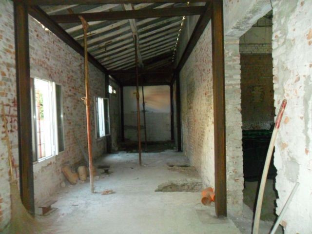 Capannone in Vendita a Luni, 150'000€, 300 m²