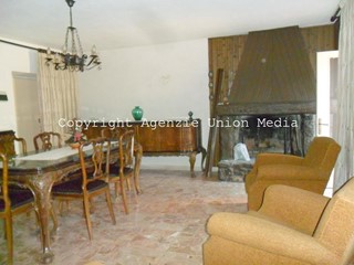 Casa Indipendente in Vendita a Luni, 180'000€, 240 m²