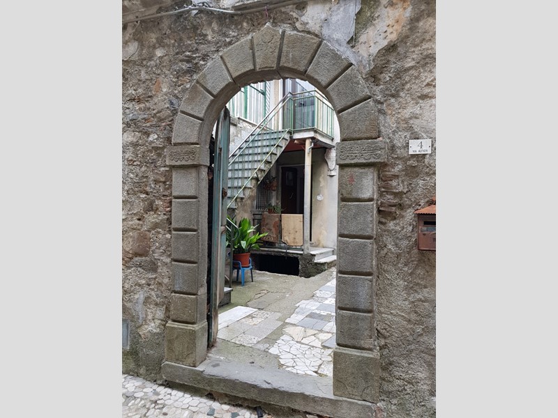 Appartamento in Vendita a Fosdinovo, zona Tendola, 50'000€, 90 m²