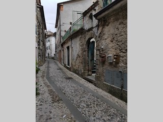 Appartamento in Vendita a Fosdinovo, zona Tendola, 50'000€, 90 m²