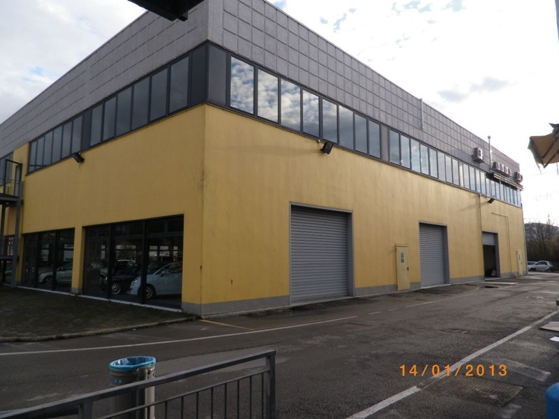 Capannone in Vendita a Sarzana, 1800 m²