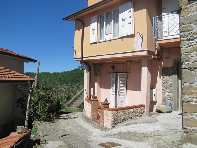 Trilocale in Vendita a Fosdinovo, zona Canepari, 100'000€, 70 m²