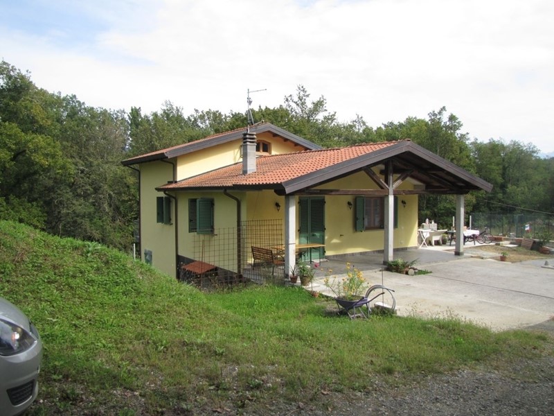 Casa Indipendente in Vendita a Licciana Nardi, 420'000€, 300 m², con Box