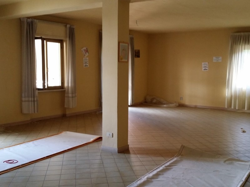 Villa in Vendita a Aulla, zona Pallerone, 150'000€, 450 m²