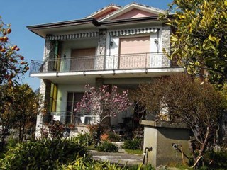 Casa Indipendente in Vendita a Vezzano Ligure, 950'000€, 350 m², con Box