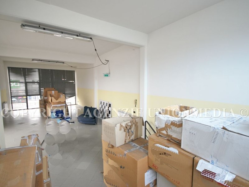 Capannone in Vendita a Sarzana, 85 m²