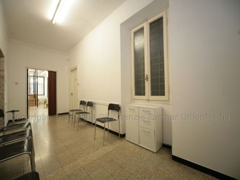 Capannone in Vendita a La Spezia, 360'000€, 174 m²