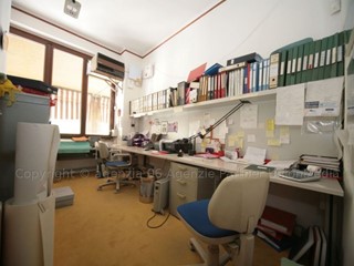 Capannone in Vendita a La Spezia, 200'000€, 96 m²