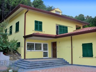 Casa Indipendente in Vendita a Ameglia, 350 m², con Box