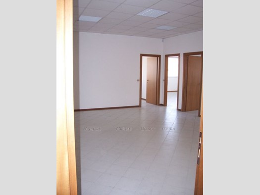 Capannone in Vendita a Sarzana, 160'000€, 120 m²