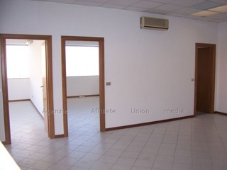 Capannone in Vendita a Sarzana, 160'000€, 120 m²
