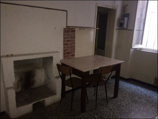 Appartamento in Vendita a Jesi, zona CENTRO STORICO, 57'000€, 100 m², con Box