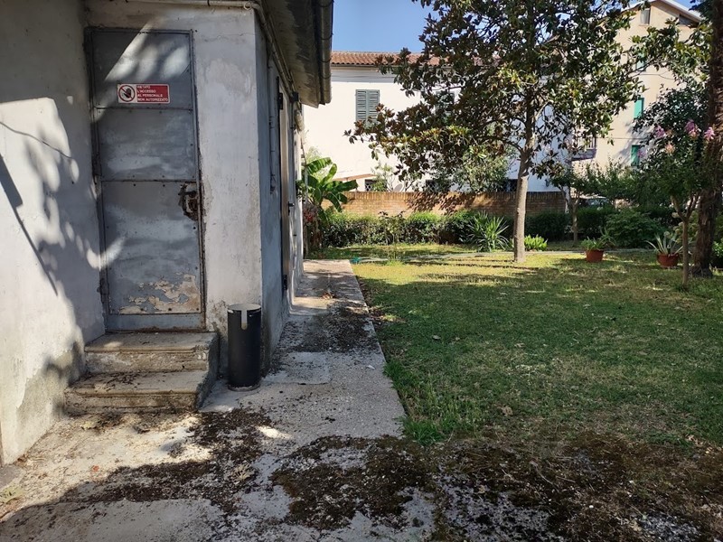 Immobile commerciale in Vendita a Jesi, 600'000€, 900 m²