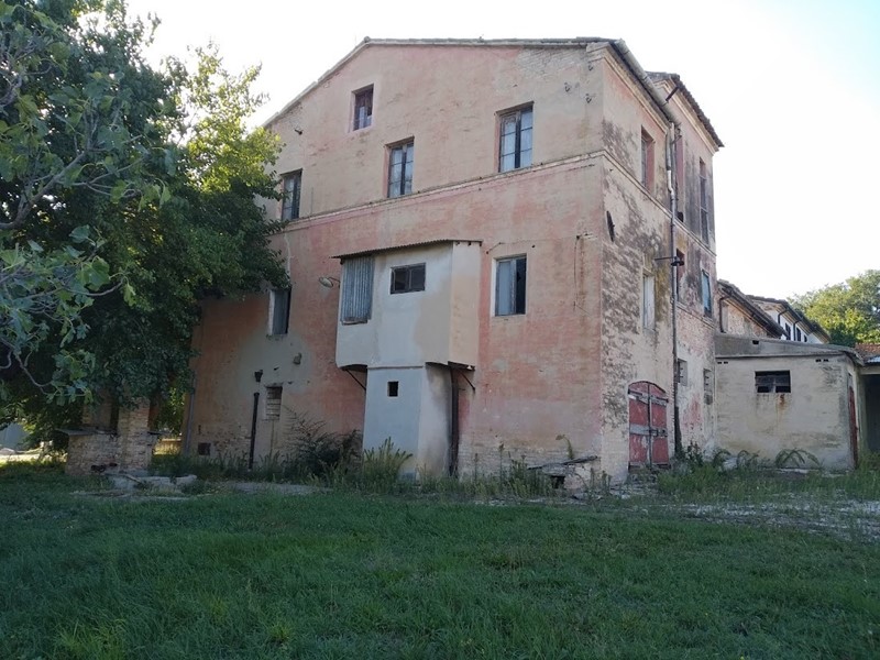 Casa Indipendente in Vendita a Jesi, 200'000€, 600 m²