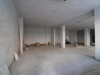 Immobile commerciale in Vendita a Jesi, 110 m²