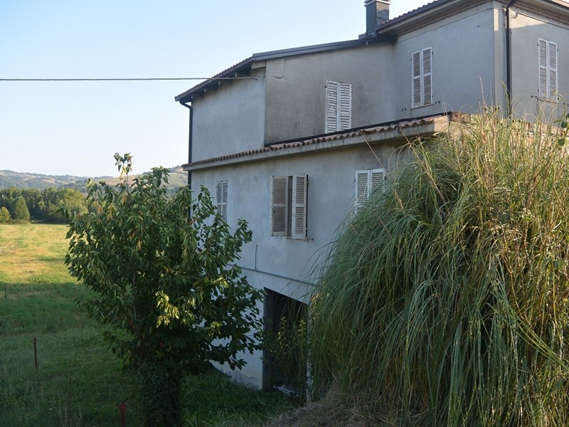 Casa Semi Indipendente in Vendita a Pesaro, 120'000€, 140 m², con Box