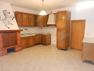 Quadrilocale in Vendita a Carrara, zona Gragnana, 78'000€, 72 m²