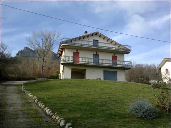 Casa Indipendente in Vendita a Civitella Casanova, zona Frazione, 125'000€, 150 m², con Box