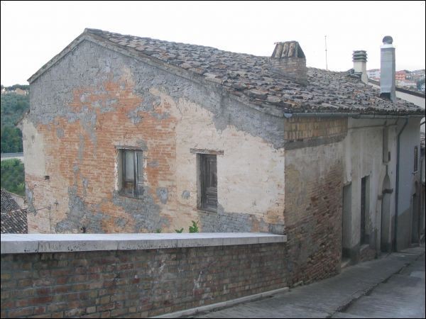 Casa Semi Indipendente in Vendita a Loreto Aprutino, zona Centro storico, 45'000€, 140 m²