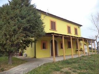 Casale in Vendita a Alanno, 140'000€, 140 m², con Box