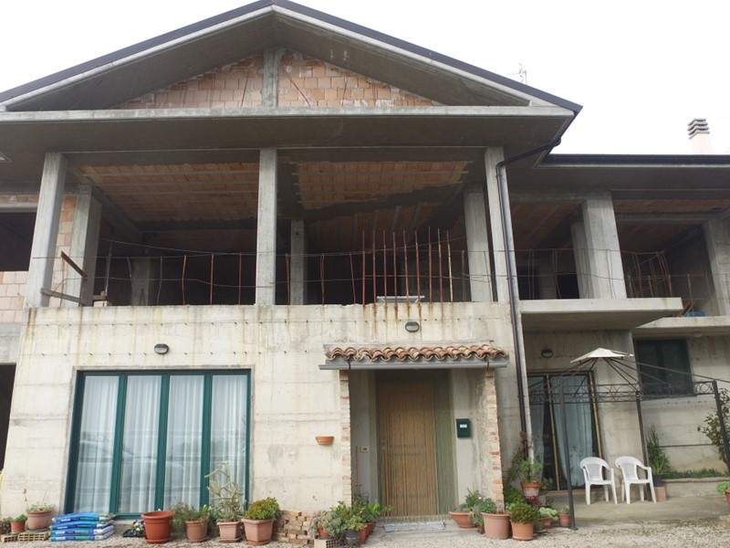 Villa bifamiliare in Vendita a Roseto degli Abruzzi, 260'000€, 350 m², con Box