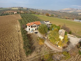 Villa bifamiliare in Vendita a Roseto degli Abruzzi, 260'000€, 350 m², con Box