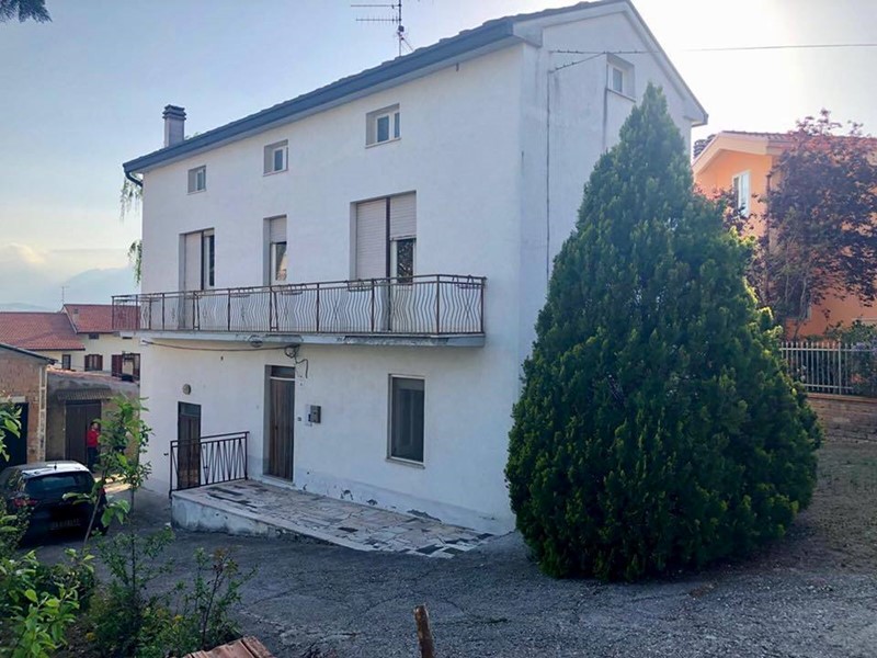 Casa Indipendente in Vendita a Castel Frentano, zona Periferia, 95'000€, 180 m², con Box
