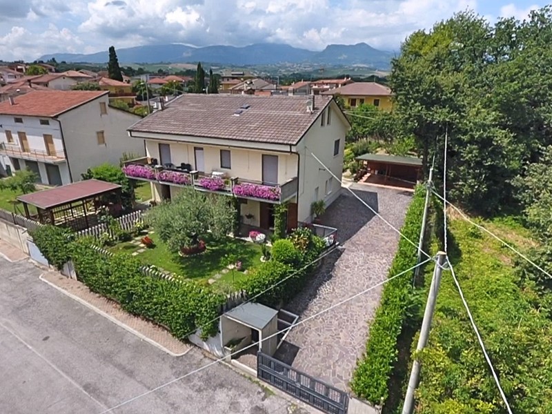 Casa Indipendente in Vendita a Loreto Aprutino, zona Passo Cordone, 370'000€, 350 m², con Box