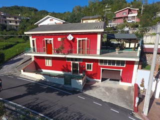 Villa bifamiliare in Vendita a Farindola, 140'000€, 250 m², arredato, con Box