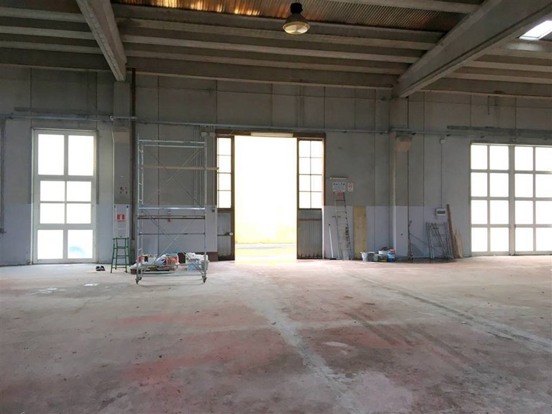 Capannone in Vendita a Sarzana, zona Boettola, 450'000€, 1150 m²