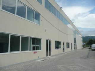 Capannone in Vendita a Sarzana, zona Boettola, 450'000€, 1150 m²
