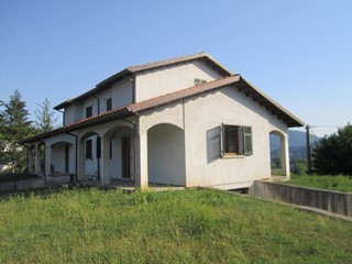 Casa Semi Indipendente in Vendita a Licciana Nardi, 220'000€, 220 m², con Box