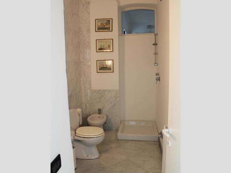 Ufficio in Vendita a Carrara, 1'500€, 205 m²