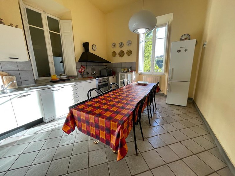 Casa Indipendente in Vendita a Carrara, zona CARRARA PERIFERIA, 450 m², con Box