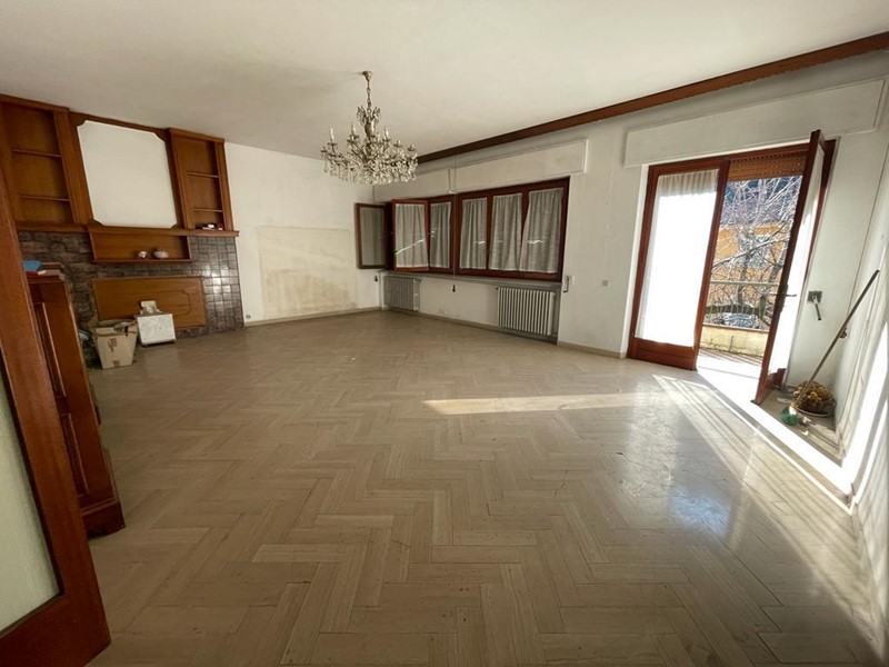 Appartamento in Vendita a Montignoso, zona Paese, 150'000€, 130 m²