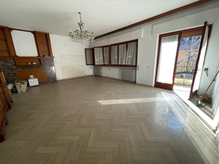 Appartamento in Vendita a Montignoso, zona Paese, 150'000€, 130 m²