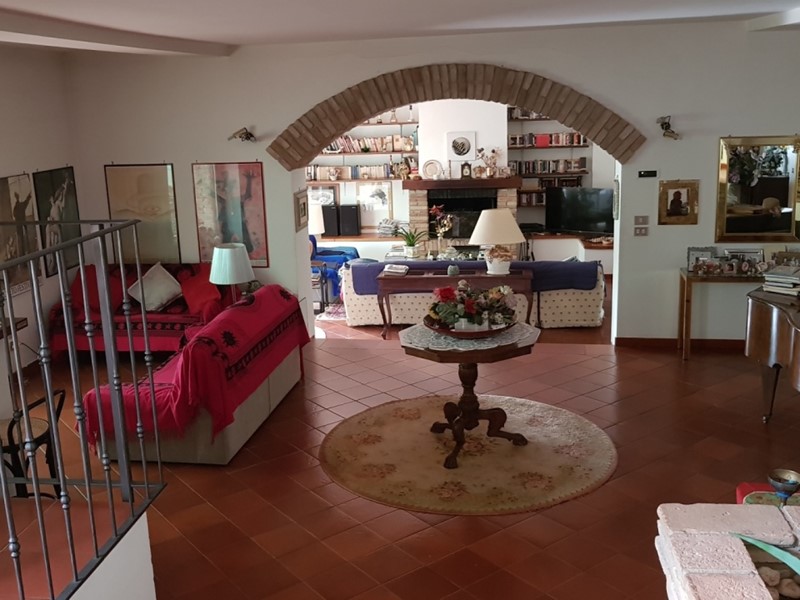 Casale in Vendita a Perugia, zona Periferia, 580'000€, 620 m²