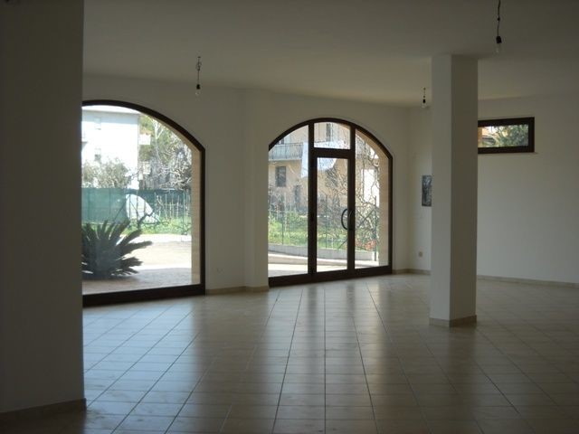 Immobile commerciale in Vendita a Monsampolo del Tronto, zona stella di monsampolo, 170'000€, 180 m²
