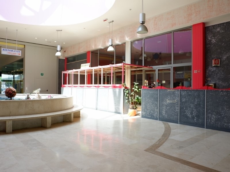 Attività commerciale in Affitto a San Benedetto del Tronto, zona Porto D'ascoli, 126 m², arredato
