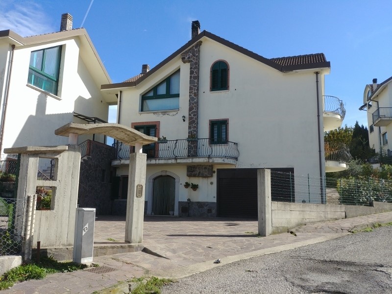 Casa Indipendente in Vendita a San Fele, 250'000€, 300 m², con Box
