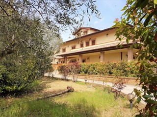 Casa Indipendente in Vendita a Campli, zona Marrocchi, 295'000€, 500 m², con Box